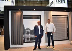 Directeur Harry Elshof en Joost Heijnen (manager Supply Chain & Marketing) van INTR. poserend voor raamdecoratie.
